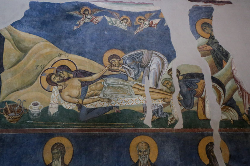 Ein Erdbeben zerstörte die Kirche im 16. Jhdt. Das Fresko der "Beweinung Christi" zeigt trotz der Restaurierung die Spuren der Zerstörung.
