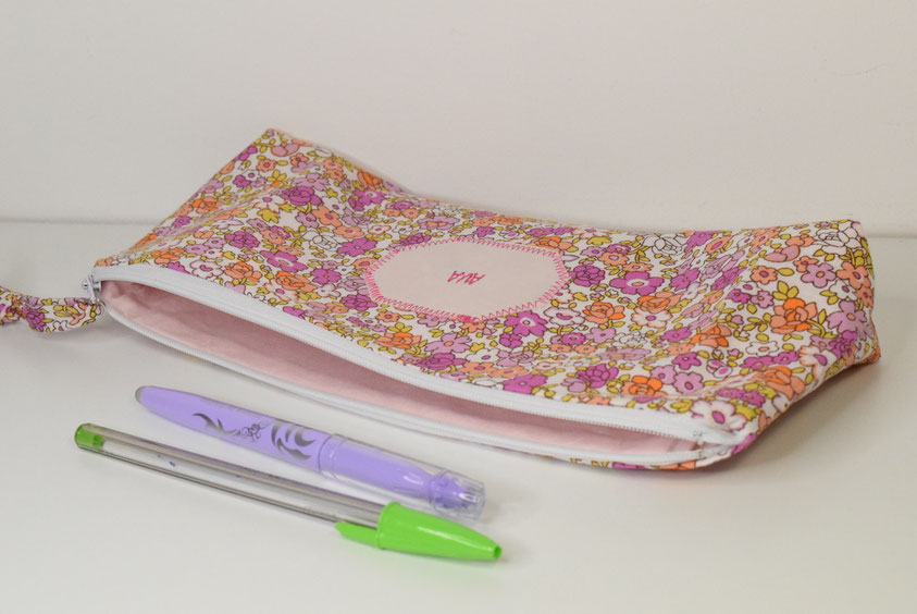 Trousse école prénom fille à personnaliser avec broderie, tissu imprimé liberty fleurs rose/corail