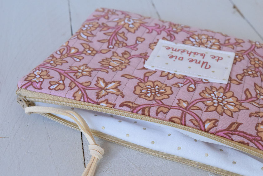 Pochette de remerciement en tissu indien matelassé , fait-main avec texte personnalisé sur l'étiquette