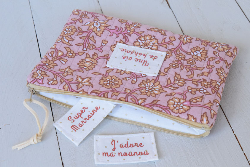 pochette bohème matelassé tissu indien avec étiquette à personnaliser avec le texte de votre choix : prénom, date...laisser libre cours à votre imagination !