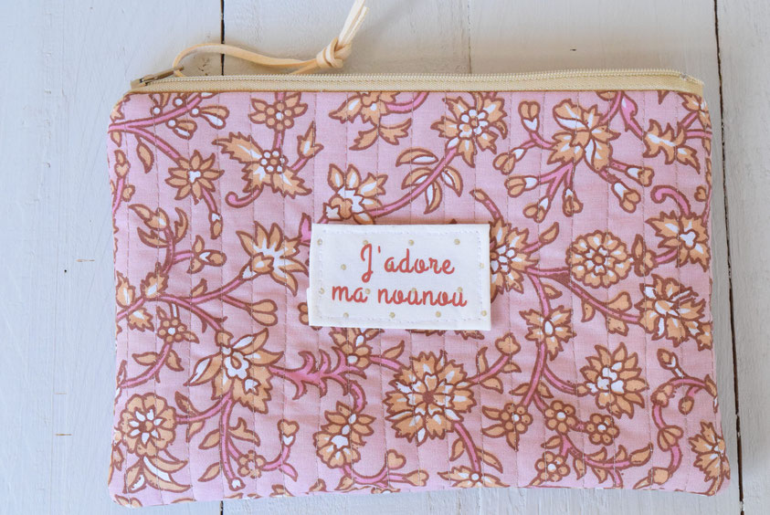 Pochette de remerciement Merci Nounou en tissu indien matelassé , fait-main avec texte personnalisé sur l'étiquette