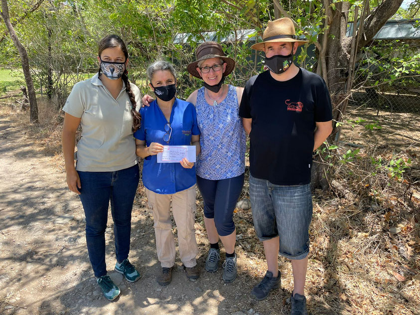 Übergabe der 5000 USD Spende an Martha und Esther vom Rescue Center LAS PUMAS