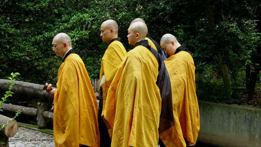 Moines bouddhistes, Japon, photo non libre de droits