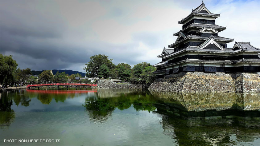 Un pont rouge pour un château noir, Matsumoto-Jô, Japon, photo non libre de droits