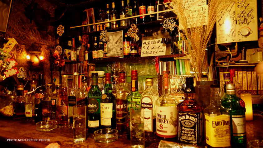 Un bar au Golden Gai, Tokyo, photo non libre de droits