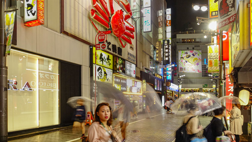 Japonaise en shopping, Tokyo, Shinjuku, photo non libre de droits