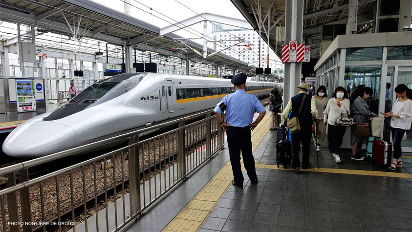 Départ sur un quai de gare, Japon, photo non libre de droits