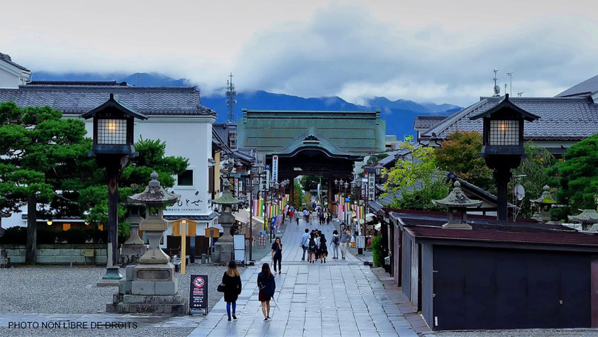 A la nuit tombée, Zenkô-Ji, Japon, photo non libre de droits