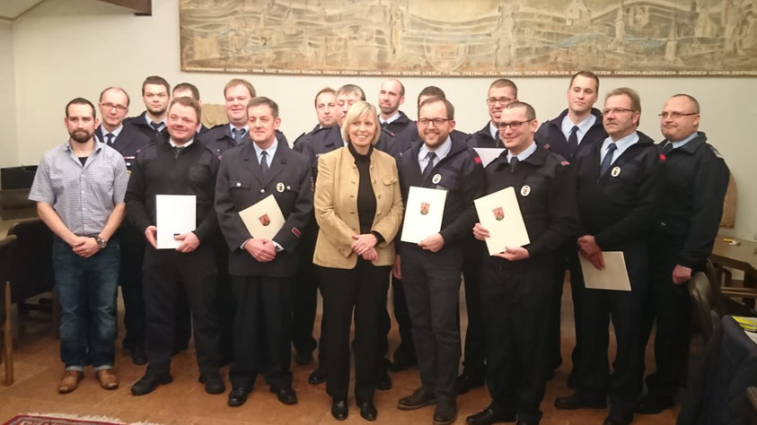 Die geehrten Kameraden der Feuerwehren der Verbandsgemeinde Schweich mit der Wehrleitung und Bürgermeisterin Christiane Horsch.