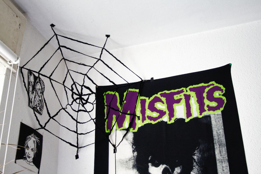 Halloween DIYs Part 1 - giant spiderweb decoration - Zebraspider Eco Anti-Fashion