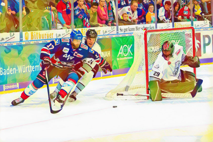 Der Nürnberger Eishockey-Verteidiger Marcus Weber im Zweikampf mit dem Kapitän der Adler Mannheim neben Andy Jenike.