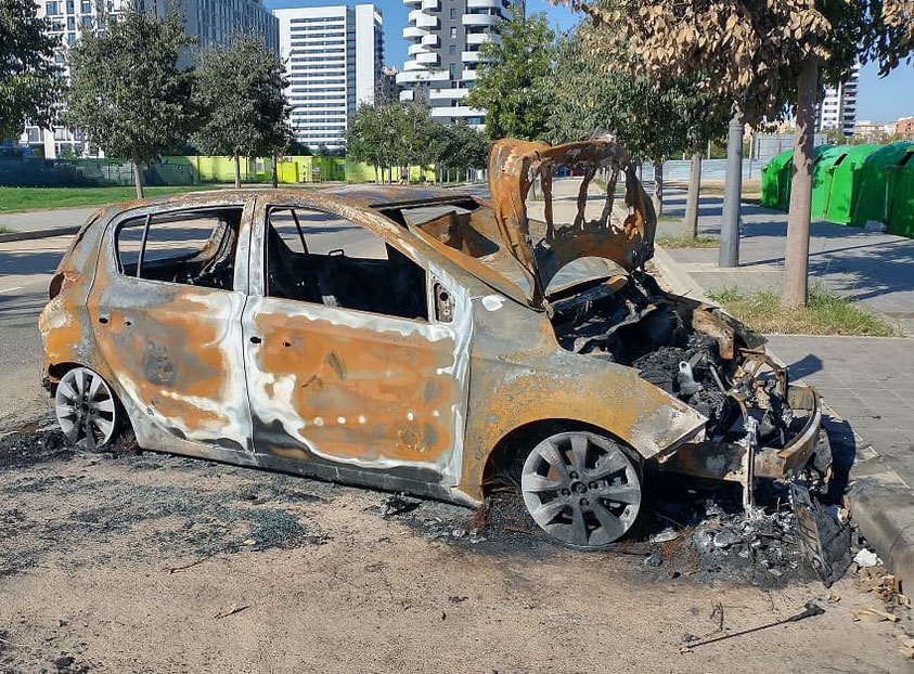 Los coches  en Valencia ciudad no se salvan de la acción  de los vándalos que les pegan fuego.