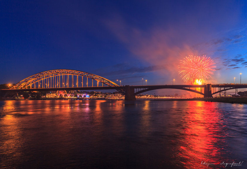 Nijmegen, blue hour - de waalbrug - zomerfeesten en kermis