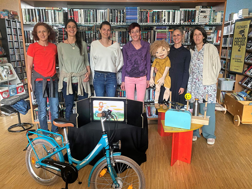 Das Glücksfalterteam, Büchereileiterin Sigrid Ehrlich, Nicole Klocker Manser mit der Handpuppe "Ella" und Projektkollegin Verena Dünser