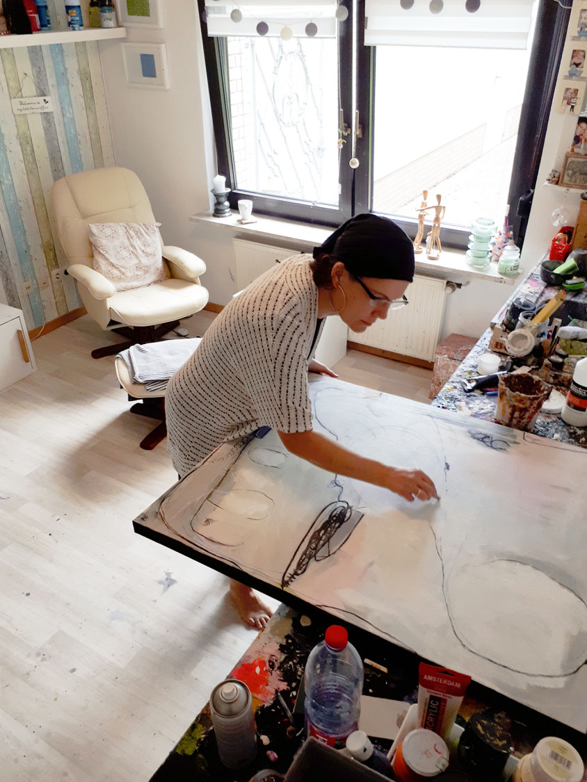 Abstraktes Gemälde weiss, beige rosa - Künstlerin im Atelier