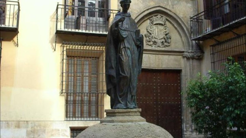La Fuente de San Luis Bertrán  también sufrió daños, por culpa de los vándalos que robaron la cruz que el santo llevaba en la mano.  JDIEZARNAL.COM/LEVANTE-EMV