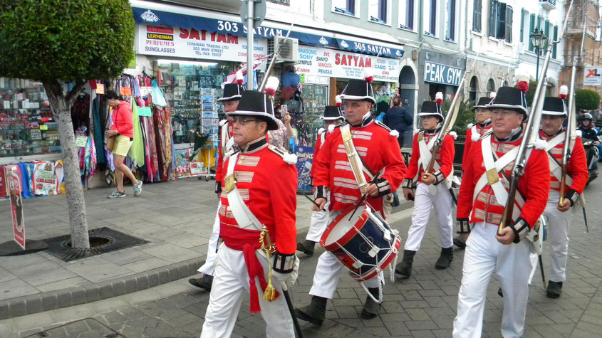 Samstag, 12 Uhr: Parade in historischen Uniformen