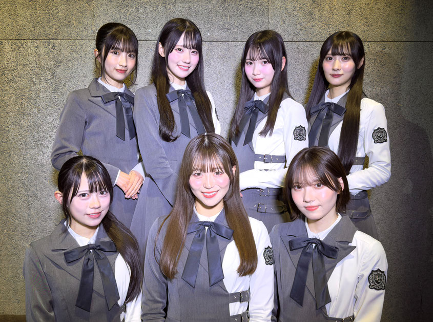 ©OVERSE 上段:左から 朝宮日向 綾瀬ことり 遠藤莉乃 佐藤莉華 下段:左から 鈴野みお 新野楓果 吉川海未