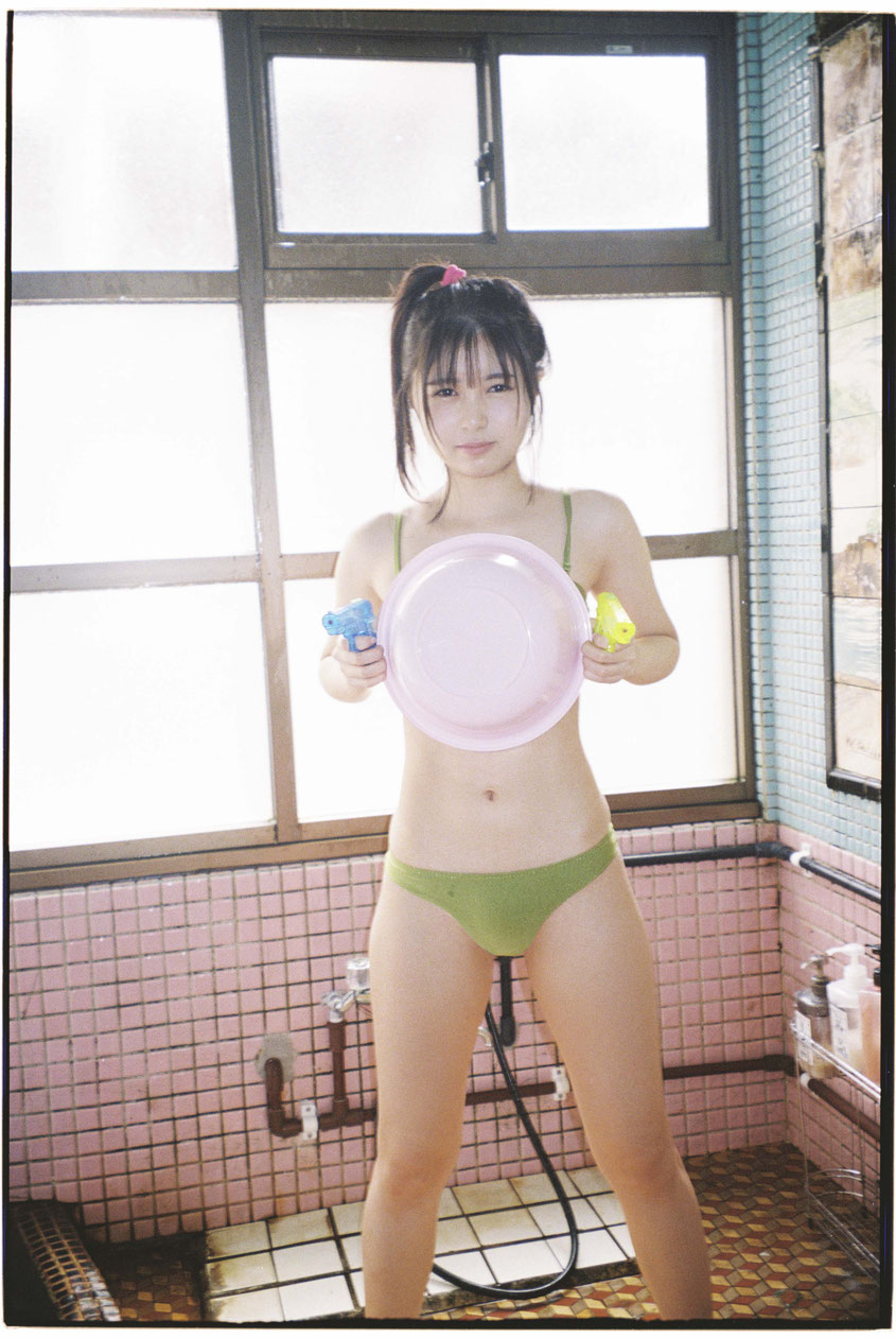 昭和レトロな温泉で。「水鉄砲があったのでポーズをとってみました」　撮影・松岡一哲