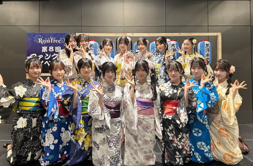 (後列)綾瀬ことり・新野楓果・橋本真希・永瀬真梨・吉川海未・朝宮日向・葉山莉瑚 (前列)仲俣美希・市原紬希・佐藤莉華・水野乃愛・百瀬紗菜・鈴野みお・遠藤莉乃・片瀬真花