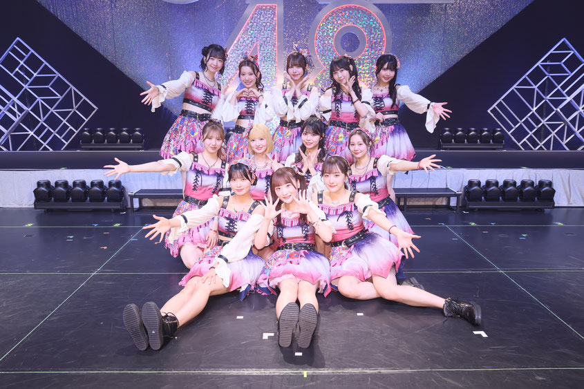©2025 Zest, Inc. 3列目:左より、奥野心羽、篠原京香、佐藤佳穂、井上瑠夏、北川愛乃 2列目:左より、菅原茉椰、藤本冬香、荒野姫楓、松本慈子 1列目:左より、伊藤実希、池田楓、鎌田菜月
