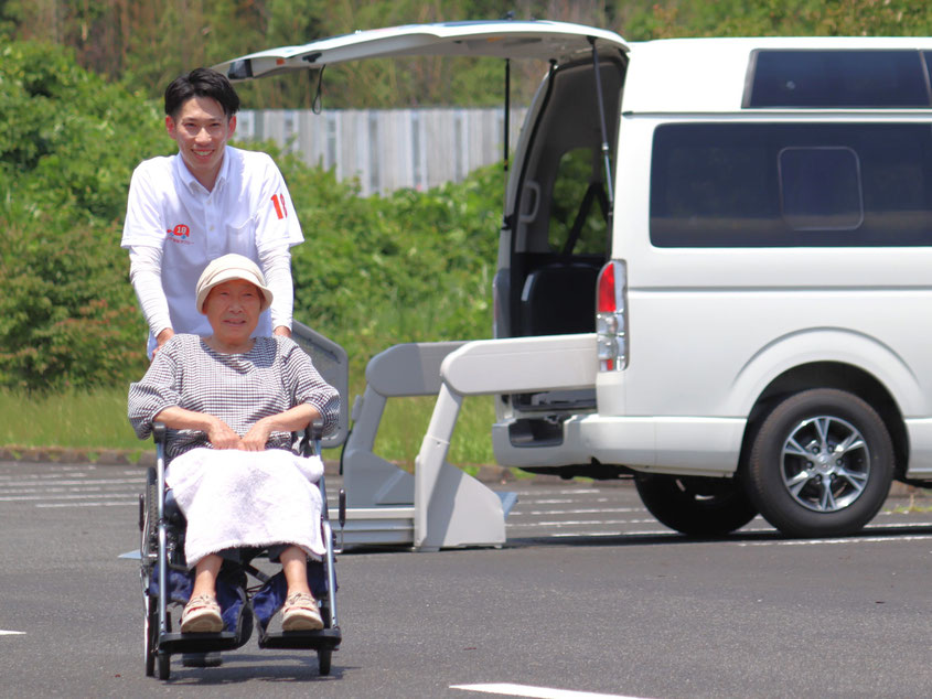 イチハチ福祉タクシー代表の介助風景