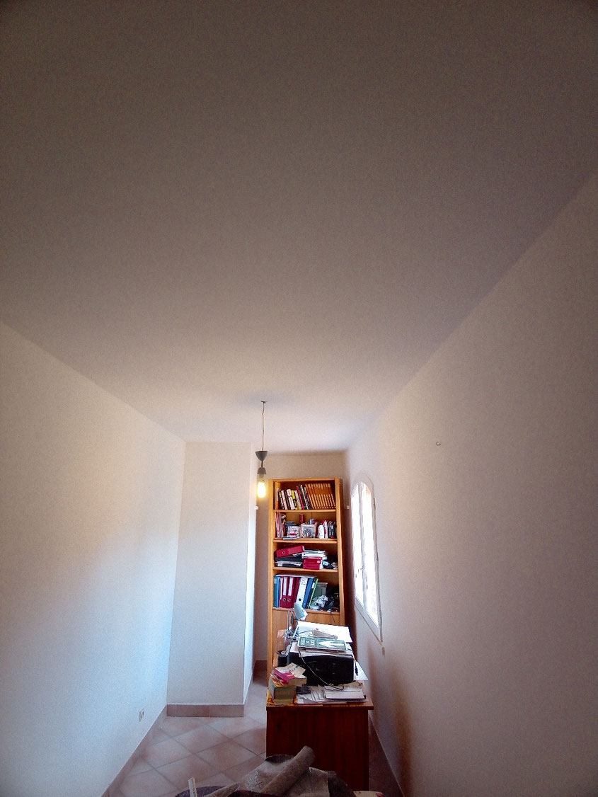 Plafond à Montady après travaux : rebouchage des fissures, ponçage et application de trois couches de peinture, rendu propre et uniforme