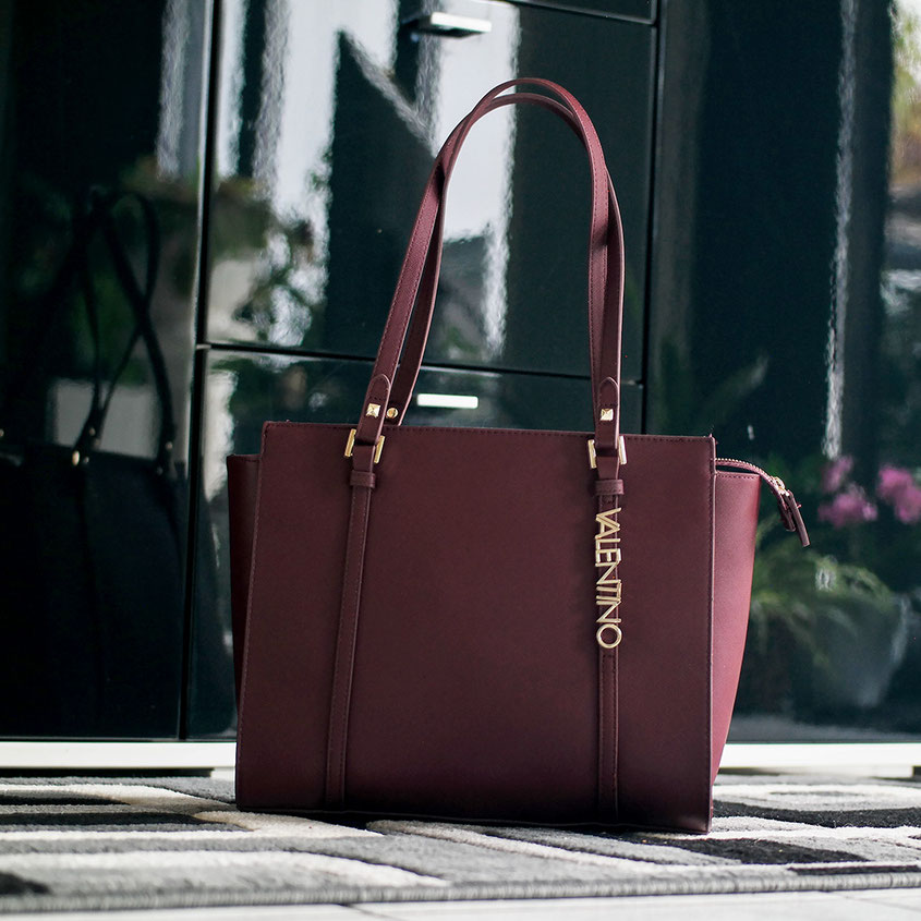 Bordeaux plus Rot – die wohl schönste Farbkombi für den Herbst - zumindest für mich. Alle Jahre wieder fröne ich in der dunklen Jahreszeit diesem irisierenden Farbton Tasche von Valentino in Bordeaux | Hot Port Life & Style | 30+ Style Blog