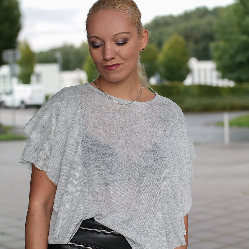 Outfit Rocking Leather | Volant Shirt & Lederrock beides Mango | hot-port.de | 30+ Style