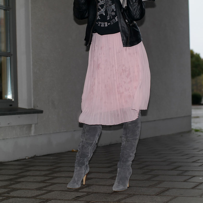 Franny Winter Style | Rosé Plissée Rock & Overknees aus Velourleder | Raffstiefel | hot-port.de | 30+ Fashion Blog