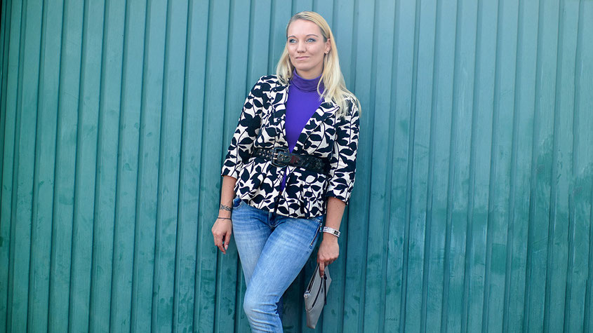 Ultraviolett von Kopf bis Fuß | Mango Socken Boots & Rollkragenshirt in Trendfarbe Lila X Hallhuber Blazer | hot-port.de | 30+ Fashion Blog