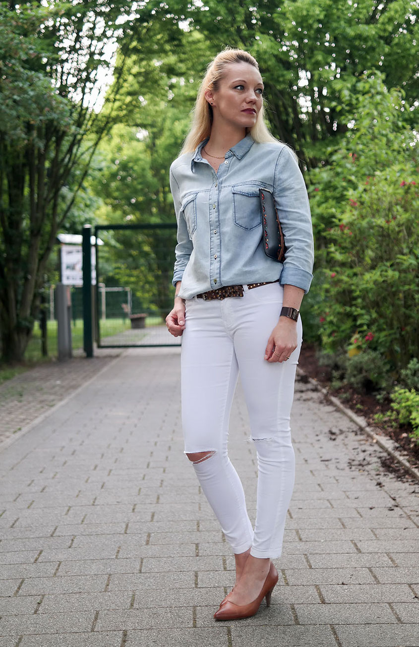 Outfit Light Blue Denim Shirt and white Jeans | Hellblaues Jeanshemd zur weißen Jeans | hot-port.de | 30+ Fashion & Lifestyle Blog