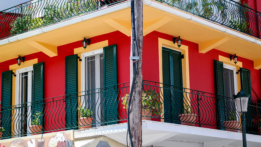 Zakynthos ist eine hübsche, kleine Insel mitten im Ionischen Meer. Die Hafenstadt Zakynthos (Zante Town), die sich rund um den am Wasser gelegenen Solomos-Platz erstreckt, ist die Hauptstadt und das wichtigste Handelszentrum der Insel. Trotzdem birgt auch dieser HotSpot ein paar Geheimnisse | Beautiful Greece | Hot Port Life & Style | 30+ Lifestyle Blog