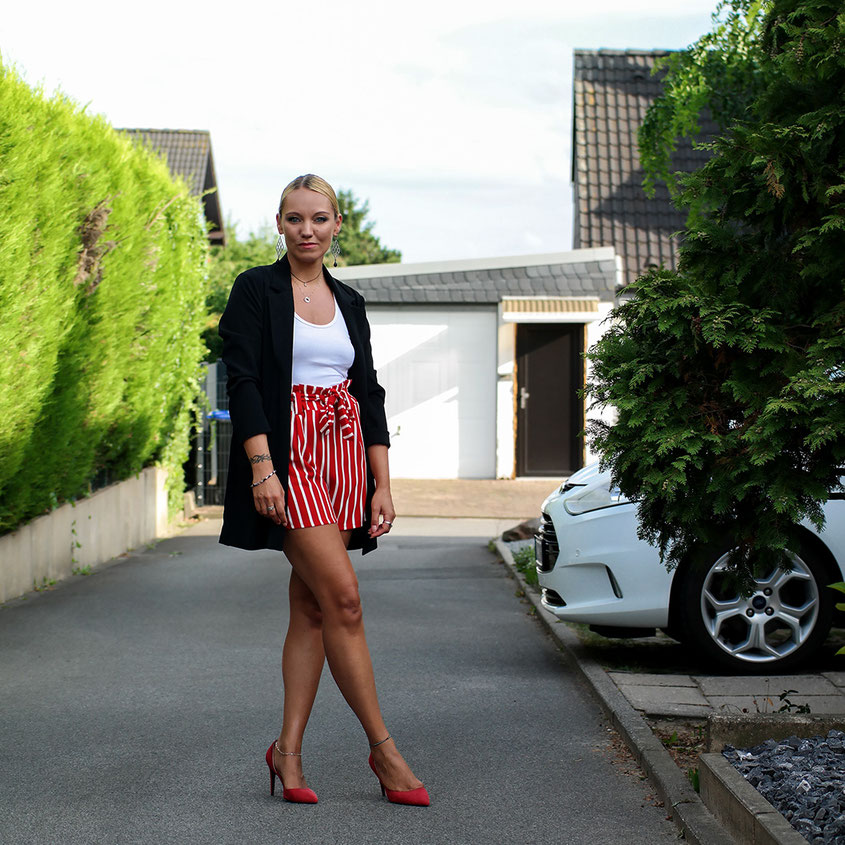 Style Trend Paperbag Shorts | Rot gestreift und mit Longblazer von Hallhuber kombiniert | hot-port.de | Style & Fashion Blog