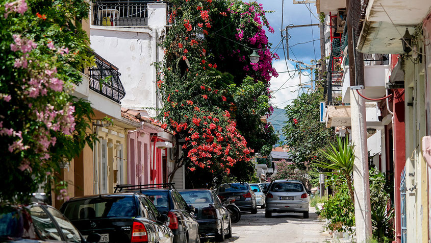 Zakynthos ist eine hübsche, kleine Insel mitten im Ionischen Meer. Die Hafenstadt Zakynthos (Zante Town), die sich rund um den am Wasser gelegenen Solomos-Platz erstreckt, ist die Hauptstadt und das wichtigste Handelszentrum der Insel. Trotzdem birgt auch dieser HotSpot ein paar Geheimnisse | Beautiful Greece | Hot Port Life & Style | 30+ Lifestyle Blog