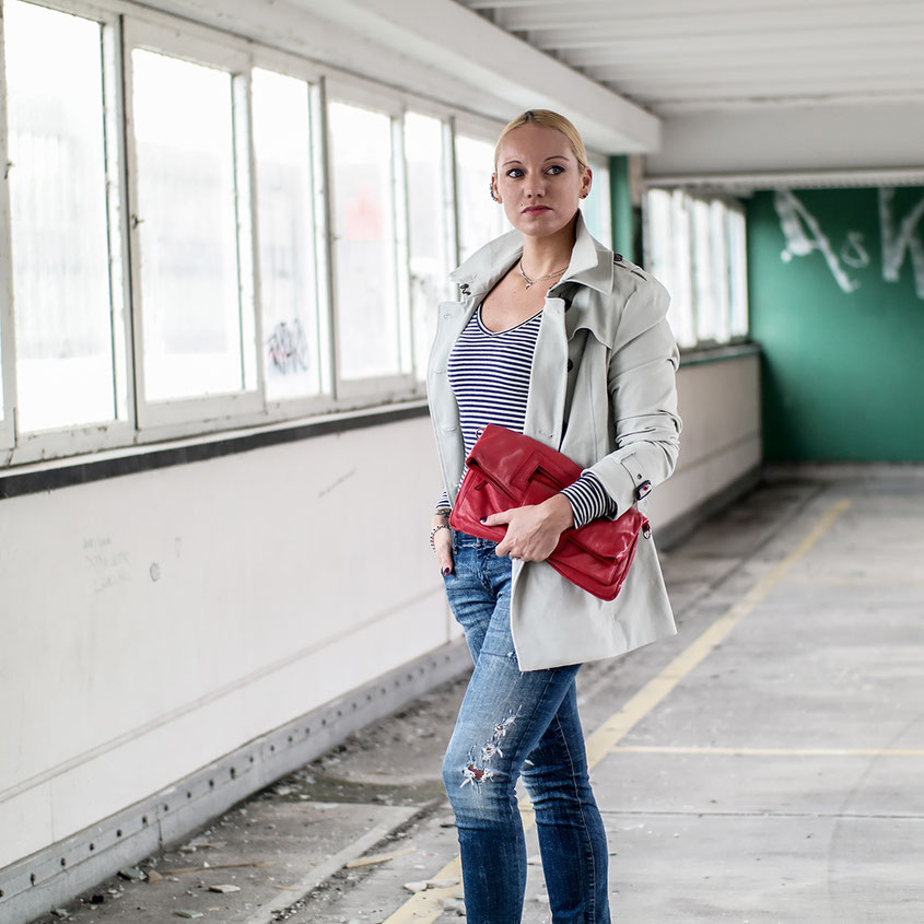 Trenchcoat zum Streifenshirt Ein immens hoher Coolness Faktor ist Dir mit dem Trenchcoat The Belle Trench von Superdry garantiert | Der Outfit Trend in Herbst & Winter | hot-port.de | 30+ Fashion & Style Blog