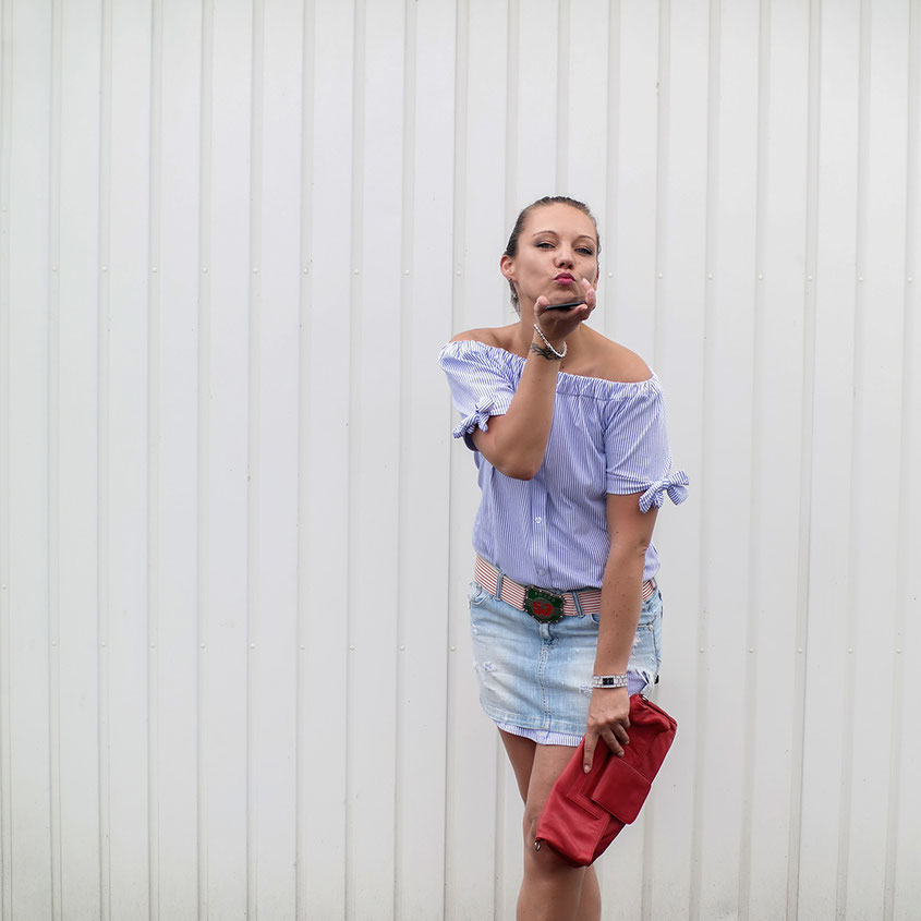 Off Shoulder Striped Dress X Denim Skirt | Outfit Gestreiftes, schulterfreies Kleid & Jeansrock | hot-port.de | 30+ Style Blog