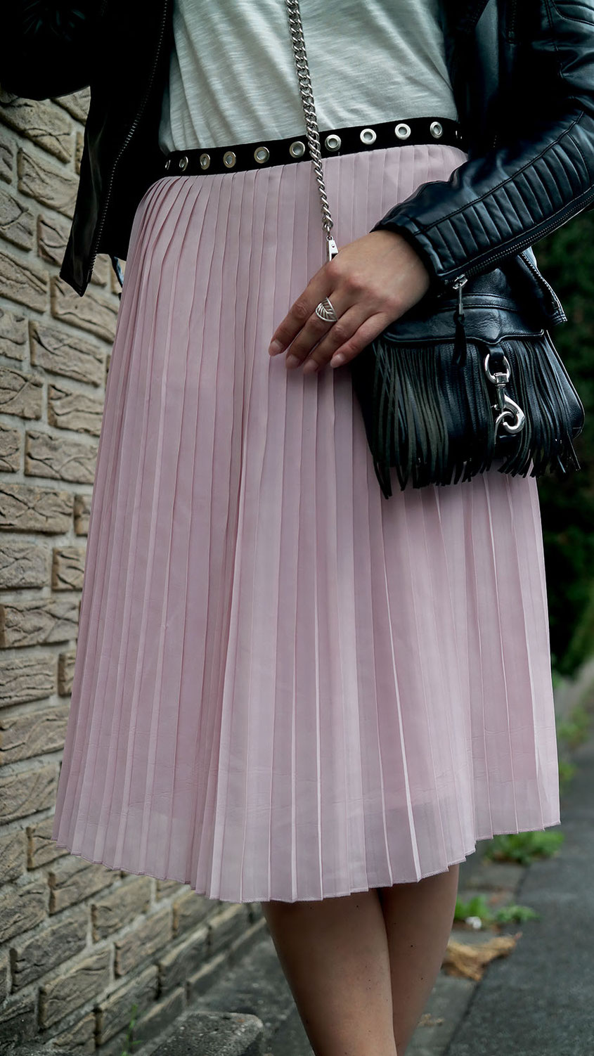 Outfit | Faltenrock von Glamorous mit Lucky Shirt von Tommy Hilfiger | Pleated Skirt with Lucky Shirt | hot-port.de | 30+ Fashion & Style Blog