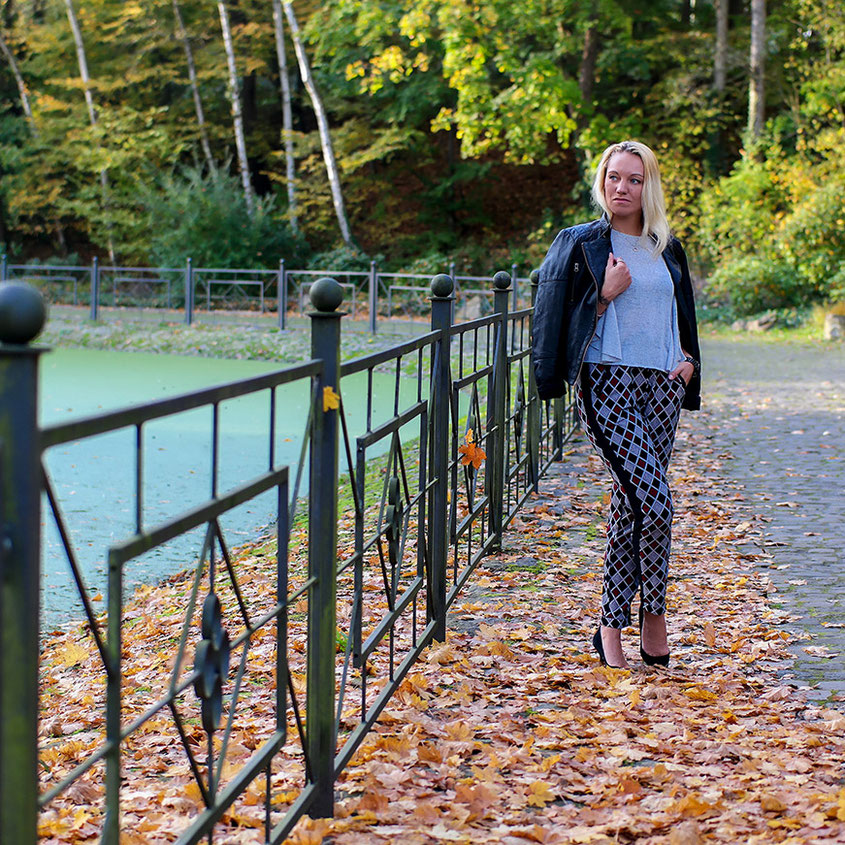 Outfit Graphic Pants - Volant Shirt - Leather Jacket | Sommer Residenz Schloss Schwansbell| hot-port.de | 30+ Style Blog