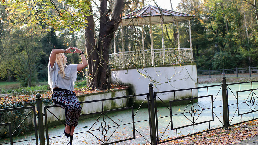 Outfit Graphic Pants - Volant Shirt - Leather Jacket | hot-port.de | 30+ Style Blog