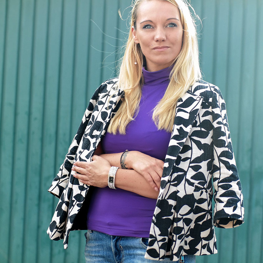 Ultraviolett von Kopf bis Fuß | Mango Socken Boots & Rollkragenshirt in Trendfarbe Lila X Hallhuber Blazer | hot-port.de | 30+ Fashion Blog