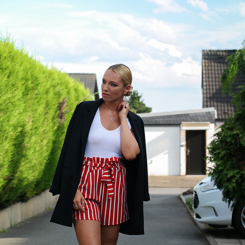 Style Trend Paperbag Shorts | Rot gestreift und mit Longblazer von Hallhuber kombiniert | hot-port.de | Style & Fashion Blog