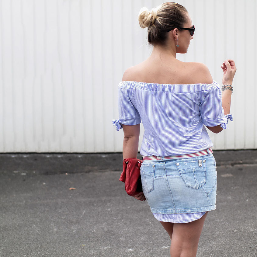 Off Shoulder Striped Dress X Denim Skirt | Outfit Gestreiftes, schulterfreies Kleid & Jeansrock | hot-port.de | 30+ Style Blog