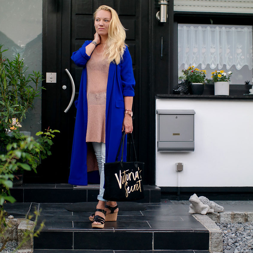 Reise Outfits 2018 - Minkpink Golden Metallic Knit Tunic & Kobaltblauer Duster Mantel | hot-port.de | Lifestyle Blog