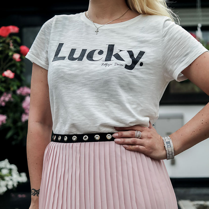 Outfit | Faltenrock von Glamorous mit Lucky Shirt von Tommy Hilfiger | Pleated Skirt with Lucky Shirt | hot-port.de | 30+ Fashion & Style Blog