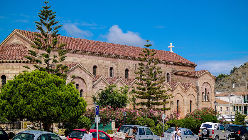 Zakynthos ist eine hübsche, kleine Insel mitten im Ionischen Meer. Die Hafenstadt Zakynthos (Zante Town), die sich rund um den am Wasser gelegenen Solomos-Platz erstreckt, ist die Hauptstadt und das wichtigste Handelszentrum der Insel. Trotzdem birgt auch dieser HotSpot ein paar Geheimnisse | Beautiful Greece | Hot Port Life & Style | 30+ Lifestyle Blog