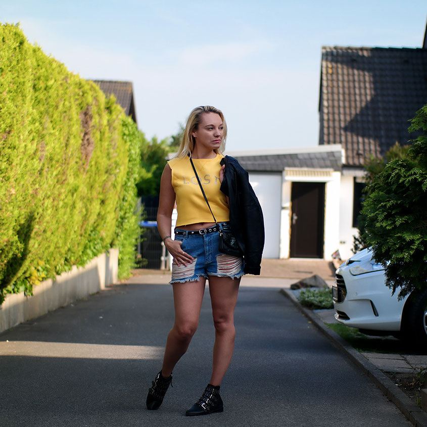 Summer Rock Chick | WRSTBHVR Destroyed Denim Shorts, WRSTBHVR LOST Shirt & Rebecca Minkoff Boots | hot-port.de | 30+ Style Blog