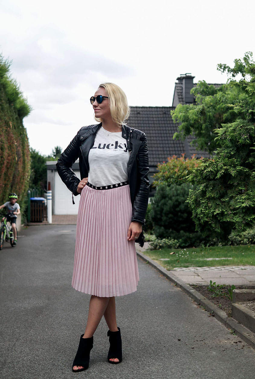 Outfit | Faltenrock von Glamorous mit Lucky Shirt von Tommy Hilfiger | Pleated Skirt with Lucky Shirt | hot-port.de | 30+ Fashion & Style Blog