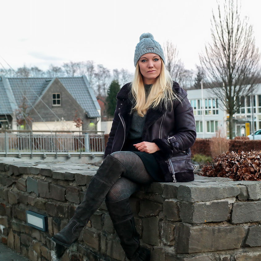 Winter in Deutschland | Zwar nicht unbedingt schneeweiß, dafür aber knackekalt | Jetzt helfen nur: dickes Shearling Jacket von Warehouse, Overknees & Eisbär Bommelmütze | hot-port.de | 30+ Style & Fashion Blog