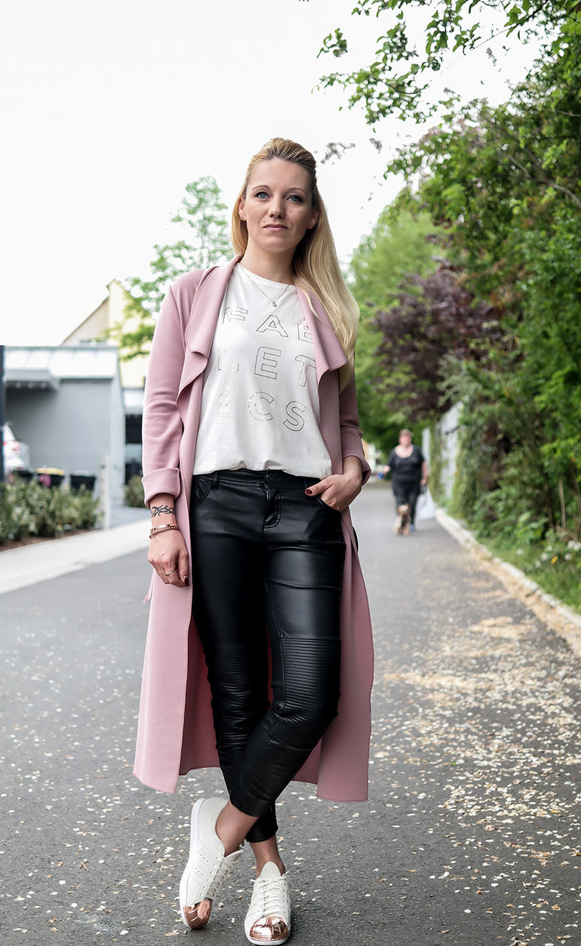 Outfit | Cream & Gold | Fabletics Fashion Top with Fake Leather Leggings, Pretty Little Thing Scuba Waterfall Coat & Adidas Superstar Metal Toe | hot-port.de | 30+ Fashion & Lifestyle Blog